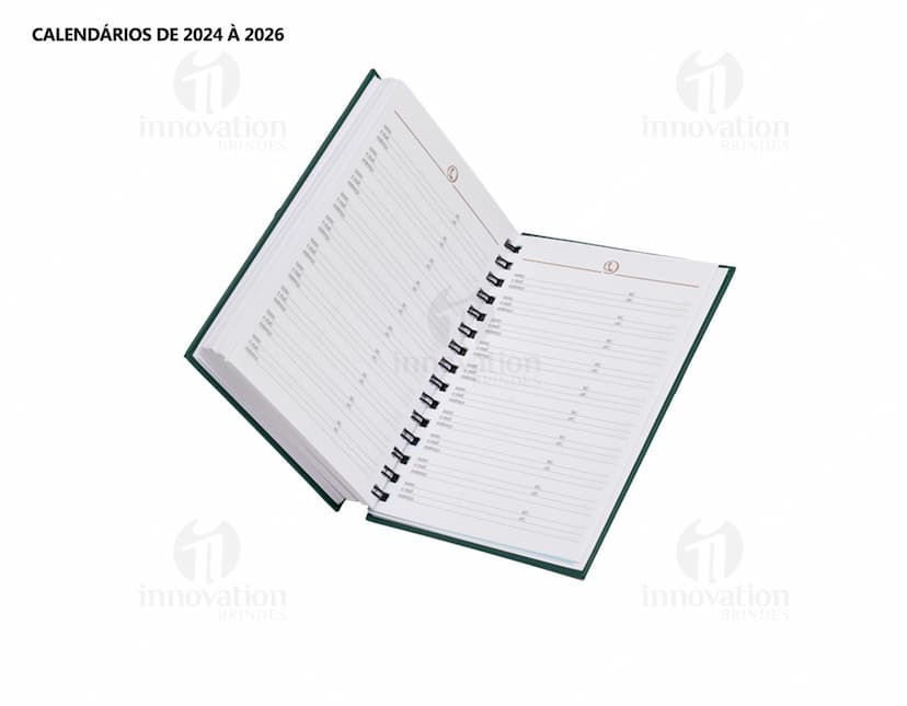 Agenda 2025 Cromato prata com design moderno e espaço para escrever notas, feita de metal resistente. Ao fundo, um campo de golfe e um notebook aberto com driver e roteador.