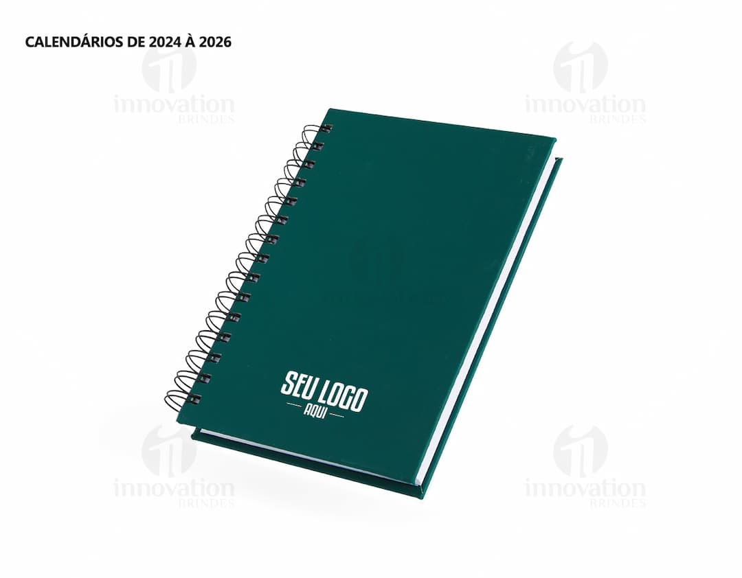 Agenda 2025 Emborrachada com capa pretacom espaço para escrever, ícones de educação, notebook digital, ícones de tecnologia, objetos de papelaria, detalhes em metal, páginas em branco e design moderno.