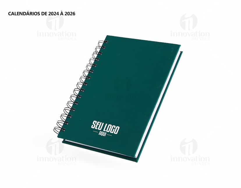 Agenda 2025 Emborrachada com capa pretacom espaço para escrever, ícones de educação, notebook digital, ícones de tecnologia, objetos de papelaria, detalhes em metal, páginas em branco e design moderno.