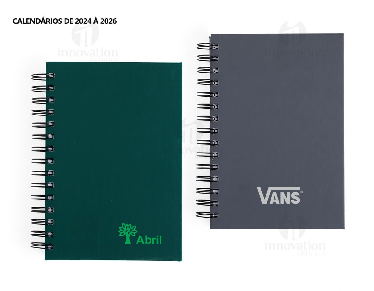Agenda 2025 Emborrachada com capa pretacom espaço para escrever, ícones de educação, notebook digital, ícones de tecnologia, objetos de papelaria, detalhes em metal, páginas em branco e design moderno.