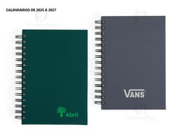 Agenda 2025 emborrachada con tapa azul marino y detalles en dorado.