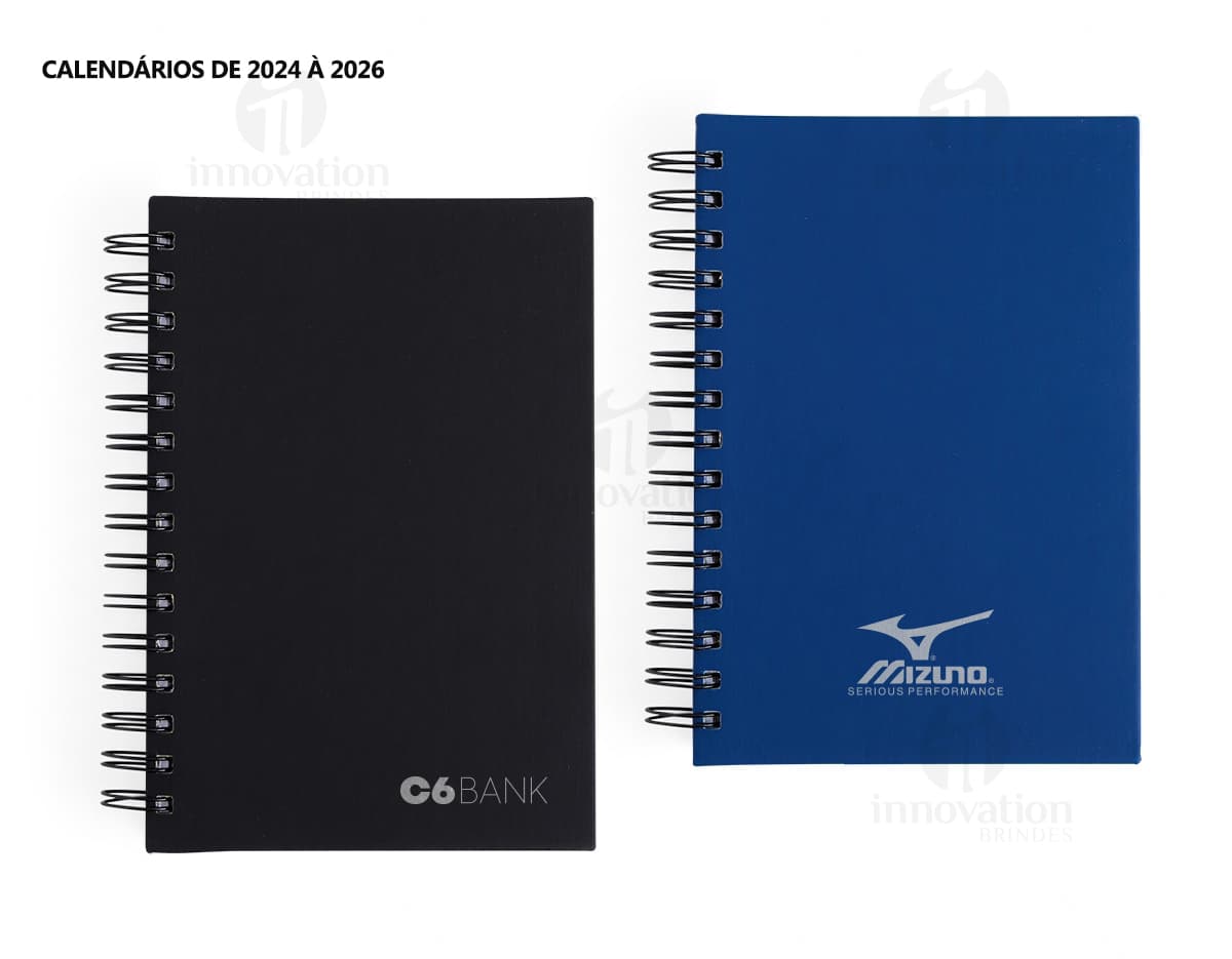 Agenda 2025 Emborrachada com capa pretacom espaço para escrever, ícones de educação, notebook digital, ícones de tecnologia, objetos de papelaria, detalhes em metal, páginas em branco e design moderno.