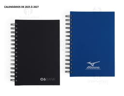 Agenda 2025 emborrachada con tapa azul marino y detalles en dorado.