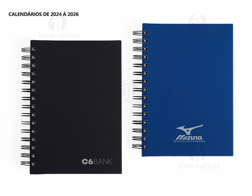 Agenda 2025 Emborrachada com capa pretacom espaço para escrever, ícones de educação, notebook digital, ícones de tecnologia, objetos de papelaria, detalhes em metal, páginas em branco e design moderno.