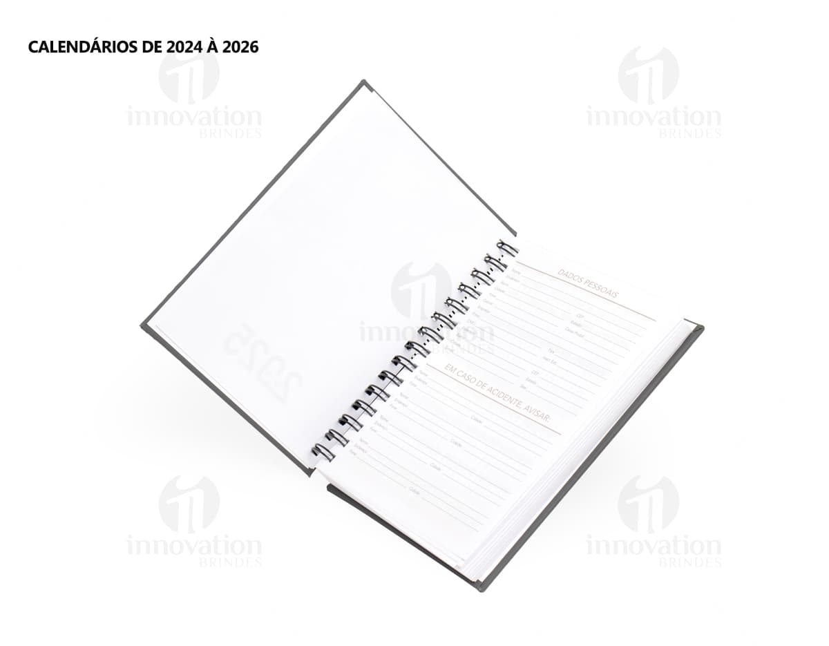 Agenda 2025 Emborrachada com capa pretacom espaço para escrever, ícones de educação, notebook digital, ícones de tecnologia, objetos de papelaria, detalhes em metal, páginas em branco e design moderno.