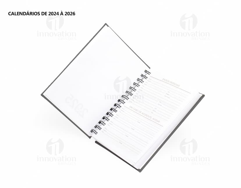 Agenda 2025 Emborrachada com capa pretacom espaço para escrever, ícones de educação, notebook digital, ícones de tecnologia, objetos de papelaria, detalhes em metal, páginas em branco e design moderno.