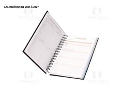 Agenda 2025 emborrachada con tapa azul marino y detalles en dorado.