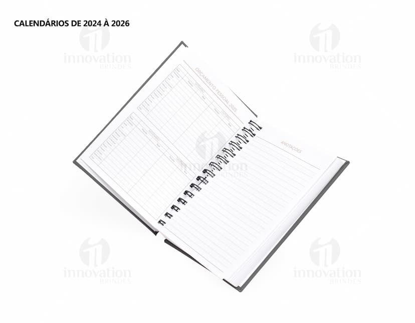 Agenda 2025 Emborrachada com capa pretacom espaço para escrever, ícones de educação, notebook digital, ícones de tecnologia, objetos de papelaria, detalhes em metal, páginas em branco e design moderno.