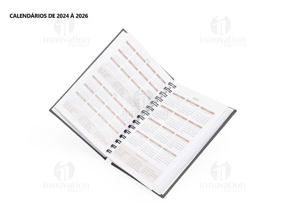 Agenda 2025 Emborrachada com capa pretacom espaço para escrever, ícones de educação, notebook digital, ícones de tecnologia, objetos de papelaria, detalhes em metal, páginas em branco e design moderno.