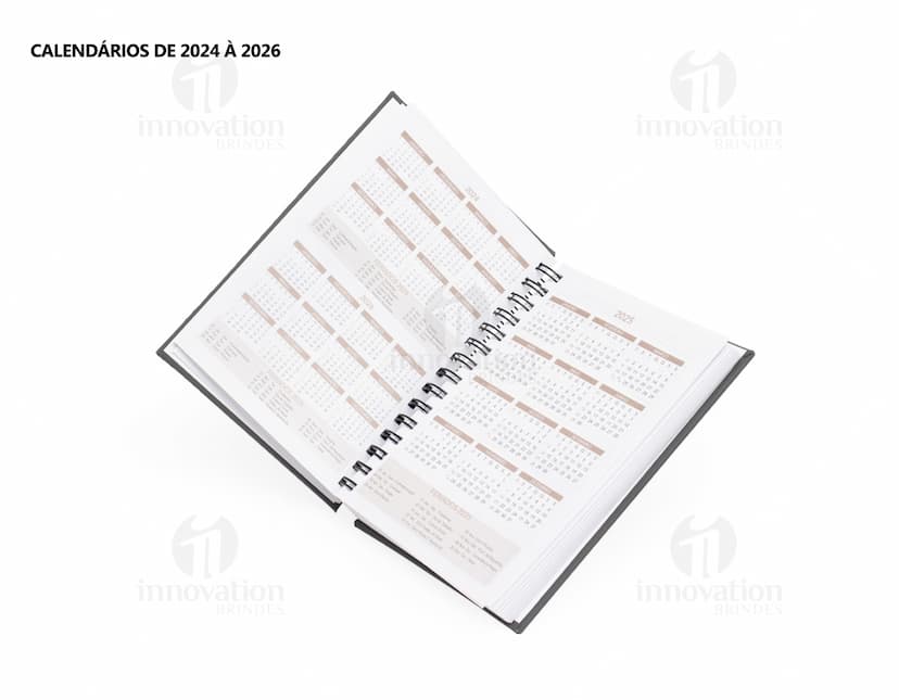 Agenda 2025 Emborrachada com capa pretacom espaço para escrever, ícones de educação, notebook digital, ícones de tecnologia, objetos de papelaria, detalhes em metal, páginas em branco e design moderno.