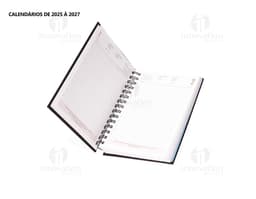 Agenda 2025 emborrachada con tapa azul marino y detalles en dorado.