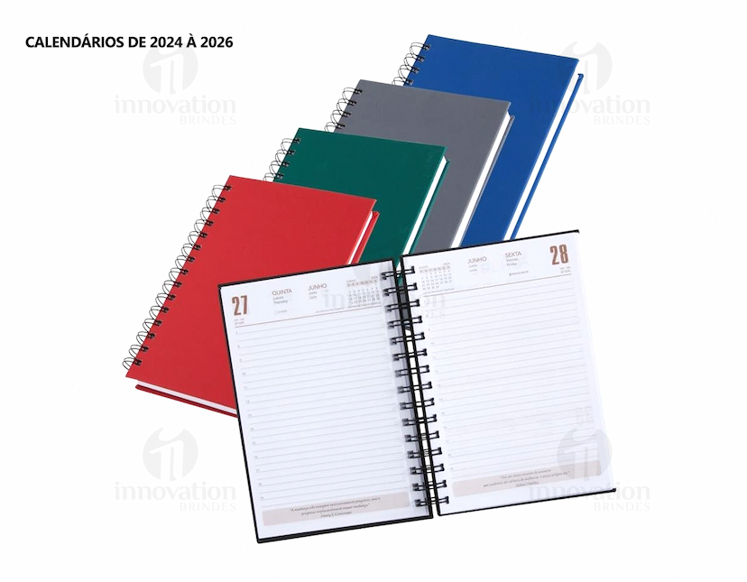 Agenda 2025 Emborrachada com capa pretacom espaço para escrever, ícones de educação, notebook digital, ícones de tecnologia, objetos de papelaria, detalhes em metal, páginas em branco e design moderno.