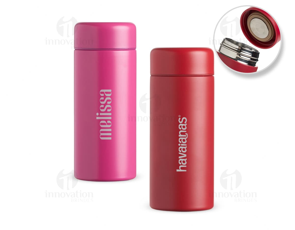 Garrafa térmica 200ml com design moderno e colorido em metal e plástico, perfeita para manter a temperatura de líquidos. Ideal para cuidados de higiene e beleza, contendo diversos produtos de cosméticos e higiene pessoal.