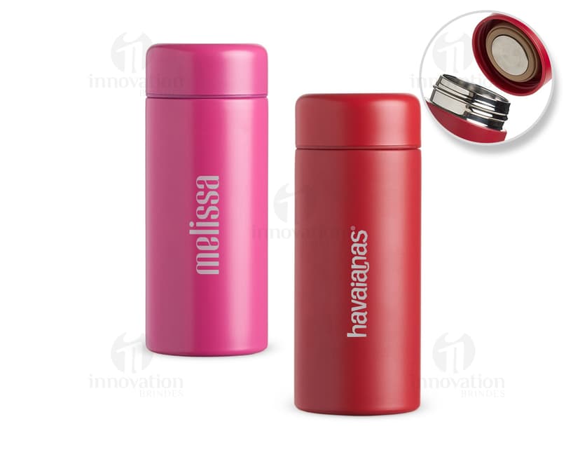 Garrafa térmica 200ml com design moderno e colorido em metal e plástico, perfeita para manter a temperatura de líquidos. Ideal para cuidados de higiene e beleza, contendo diversos produtos de cosméticos e higiene pessoal.