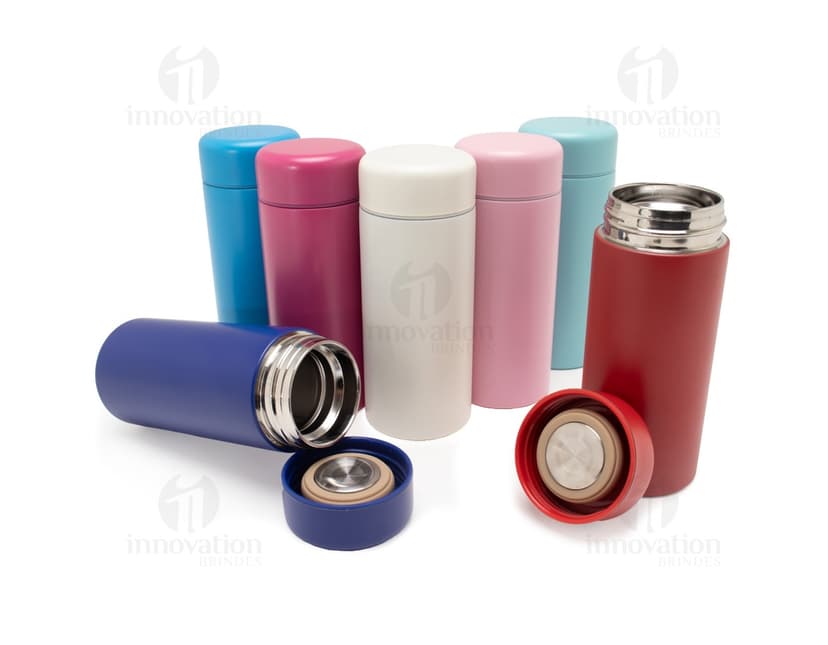 Garrafa térmica 200ml com design moderno e colorido em metal e plástico, perfeita para manter a temperatura de líquidos. Ideal para cuidados de higiene e beleza, contendo diversos produtos de cosméticos e higiene pessoal.