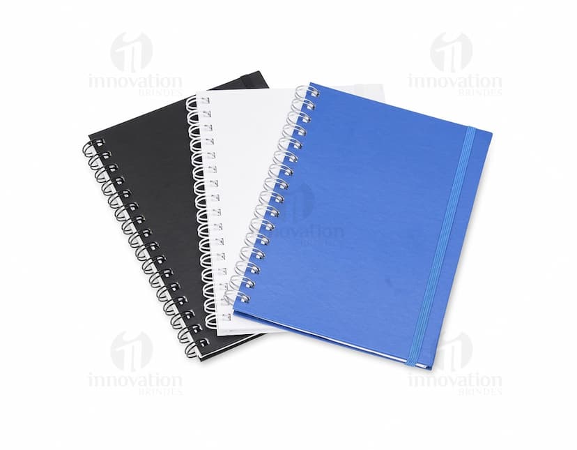 Caderno Planner preto com páginas em branco e marcador de páginas colorido.