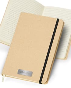 Caderneta Kraft 21x14 - Ideal para anotações e desenhos, essa caderneta é perfeita para presentear ou personalizar com sua marca. Feita em papel kraft de alta qualidade, possui um tamanho versátil que cabe em qualquer bolsa. Garanta a sua agora!