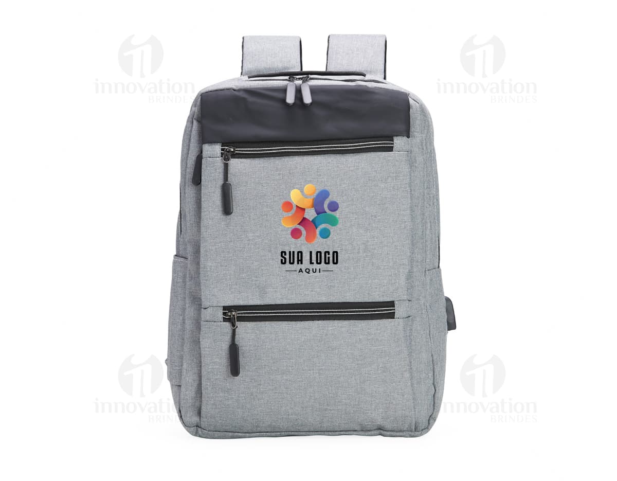 Mochila de nylon preta para notebook, moderna e elegante, com alças de couro, zíper e bolsos. Ideal para viagens, negócios ou uso casual.