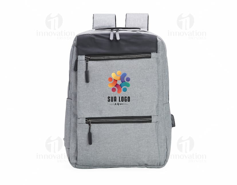Mochila de nylon preta para notebook, moderna e elegante, com alças de couro, zíper e bolsos. Ideal para viagens, negócios ou uso casual.