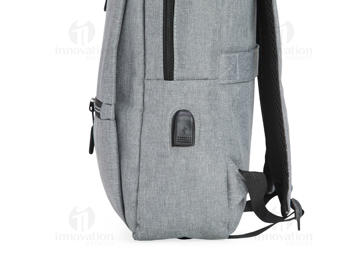 Mochila de nylon preta para notebook, moderna e elegante, com alças de couro, zíper e bolsos. Ideal para viagens, negócios ou uso casual.