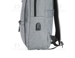 Mochila de nylon preta para notebook, moderna e elegante, com alças de couro, zíper e bolsos. Ideal para viagens, negócios ou