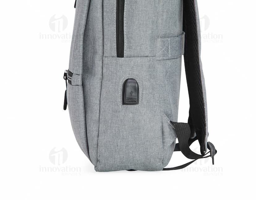 Mochila de nylon preta para notebook, moderna e elegante, com alças de couro, zíper e bolsos. Ideal para viagens, negócios ou uso casual.