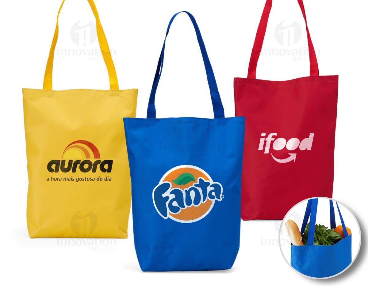 Sacola de nylon amarela vazia com alça de metal e zíper. Design moderno e elegante, ideal para compras ou presentes.