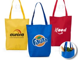 Sacola de nylon amarela vazia com alça de metal e zíper. Design moderno e elegante, ideal para compras ou presentes.