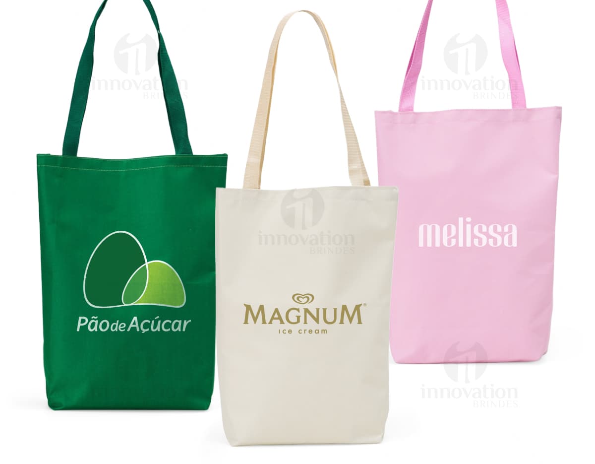 Sacola de nylon amarela vazia com alça de metal e zíper. Design moderno e elegante, ideal para compras ou presentes.