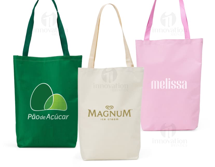 Sacola de nylon amarela vazia com alça de metal e zíper. Design moderno e elegante, ideal para compras ou presentes.
