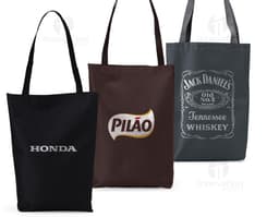Sacola de nylon amarela vazia com alça de metal e zíper. Design moderno e elegante, ideal para compras ou presentes.