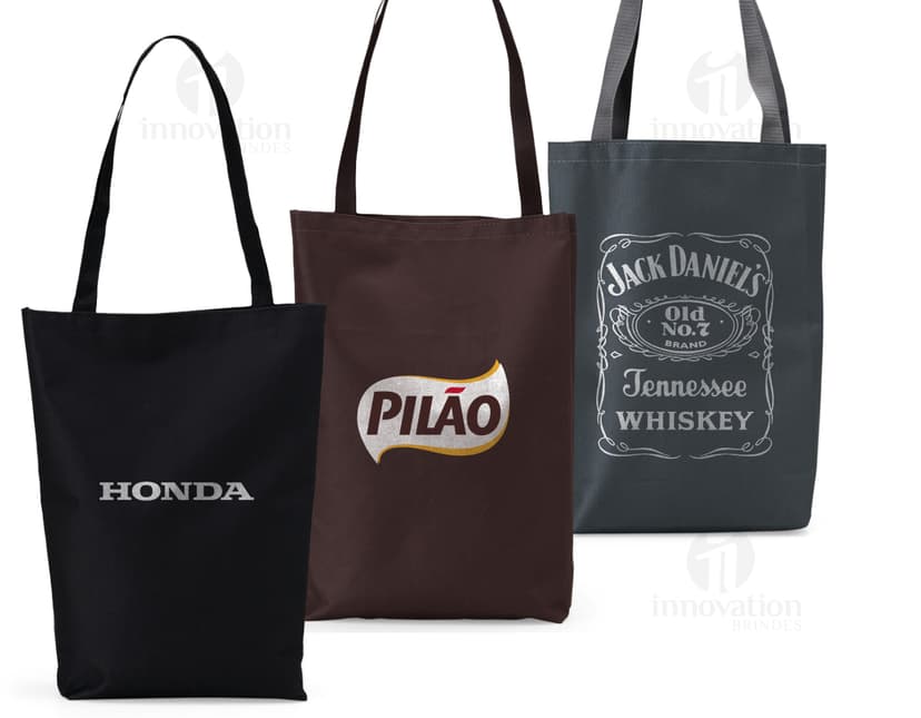 Sacola de nylon amarela vazia com alça de metal e zíper. Design moderno e elegante, ideal para compras ou presentes.
