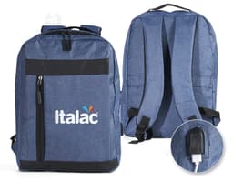 Homem de negócios usando um dispositivo eletrônico em um avião, com uma mochila de nylon preta nas costas. O bolso da mochila