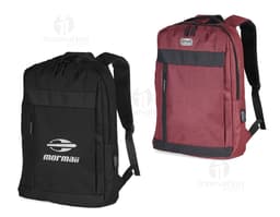 Homem de negócios usando um dispositivo eletrônico em um avião, com uma mochila de nylon preta nas costas. O bolso da mochila