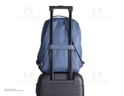 Homem de negócios usando um dispositivo eletrônico em um avião, com uma mochila de nylon preta nas costas. O bolso da mochila
