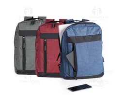 Homem de negócios usando um dispositivo eletrônico em um avião, com uma mochila de nylon preta nas costas. O bolso da mochila