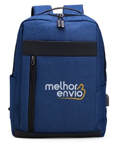 Mochila de nylon preta com capacidade de 21 litros, com detalhes em couro. Possui compartimento para USB, alças, zíper, etiqueta com logotipo e bolso frontal. Ideal para viagens e uso diário, estilo moderno e elegante.