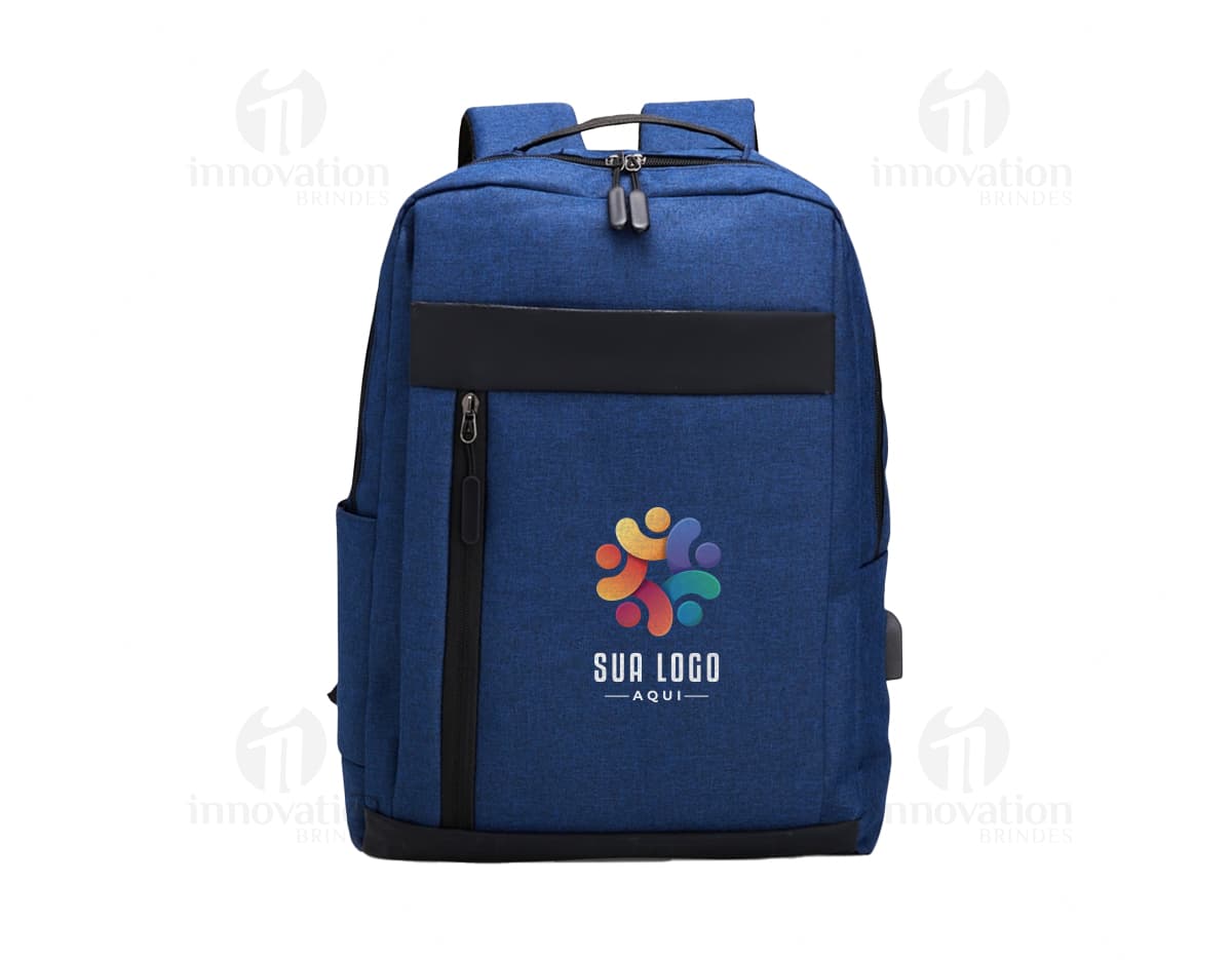 Mochila de nylon preta com capacidade de 21 litros, com detalhes em couro. Possui compartimento para USB, alças, zíper, etiqueta com logotipo e bolso frontal. Ideal para viagens e uso diário, estilo moderno e elegante.