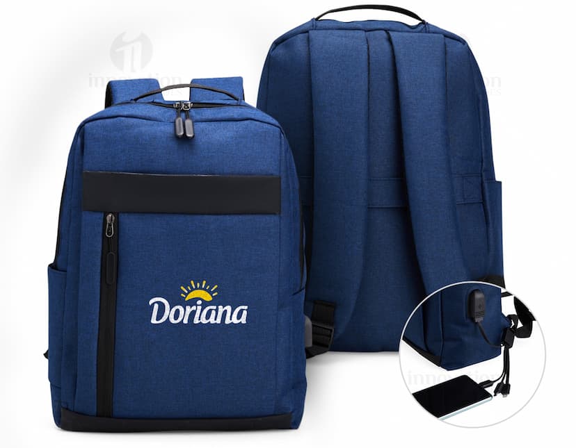 Mochila de nylon preta com capacidade de 21 litros, com detalhes em couro. Possui compartimento para USB, alças, zíper, etiqueta com logotipo e bolso frontal. Ideal para viagens e uso diário, estilo moderno e elegante.