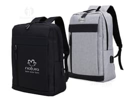 Mochila de nylon preta com capacidade de 21 litros, com detalhes em couro. Possui compartimento para USB, alças, zíper