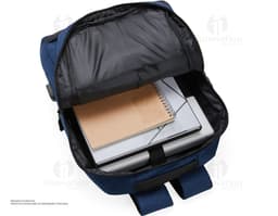 Mochila de nylon preta com capacidade de 21 litros, com detalhes em couro. Possui compartimento para USB, alças, zíper