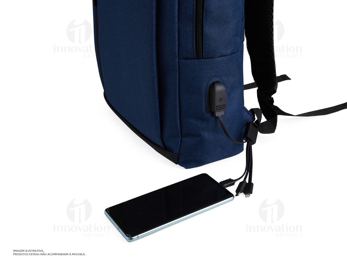 Mochila de nylon preta com capacidade de 21 litros, com detalhes em couro. Possui compartimento para USB, alças, zíper, etiqueta com logotipo e bolso frontal. Ideal para viagens e uso diário, estilo moderno e elegante.