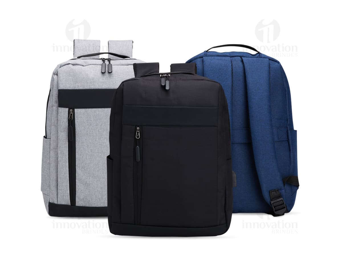 Mochila de nylon preta com capacidade de 21 litros, com detalhes em couro. Possui compartimento para USB, alças, zíper, etiqueta com logotipo e bolso frontal. Ideal para viagens e uso diário, estilo moderno e elegante.