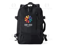 Homem de negócios usando um elegante terno preto, segurando uma mochila de nylon preta de 20 litros com USB. O acessório tem