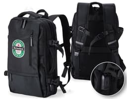 Homem de negócios usando um elegante terno preto, segurando uma mochila de nylon preta de 20 litros com USB. O acessório tem