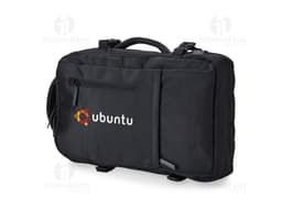 Homem de negócios usando um elegante terno preto, segurando uma mochila de nylon preta de 20 litros com USB. O acessório tem