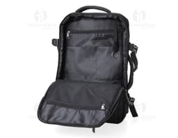 Homem de negócios usando um elegante terno preto, segurando uma mochila de nylon preta de 20 litros com USB. O acessório tem