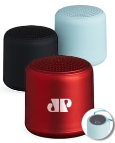 Caixa de som Bluetooth preta e prateada, com design moderno e compacto. Feita de material metálico e plástico, possui botões de controle, entrada USB e conexão sem fio. Ideal para uso em escritórios, em casa ou em ambientes corporativos.