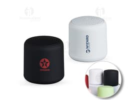 Caja de sonido Bluetooth negra y plateada, con diseño moderno y compacto. Hecha de material metálico y plástico, posee