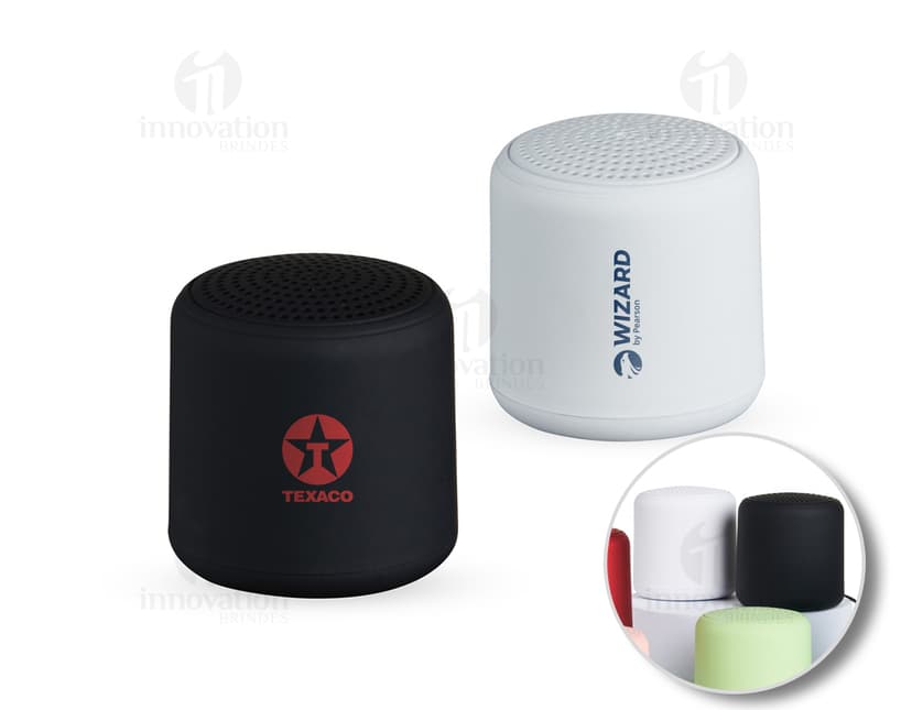 Caixa de som Bluetooth preta e prateada, com design moderno e compacto. Feita de material metálico e plástico, possui botões de controle, entrada USB e conexão sem fio. Ideal para uso em escritórios, em casa ou em ambientes corporativos.
